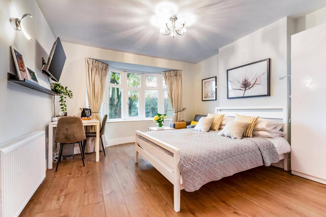 Charm Double En-suite Bedroom 3 in Oxford, Oxfordshire