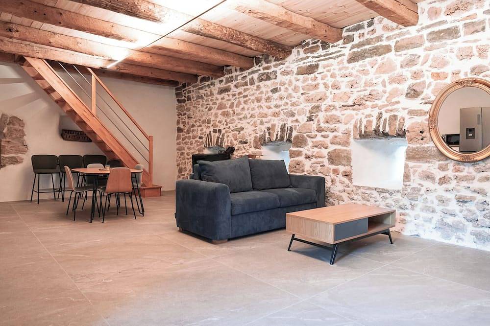 Gîte de campagne au cœur du Larzac avec vue imprenable sur le Viaduc de Millau in Creissels, Parc naturel régional des Grands Causses