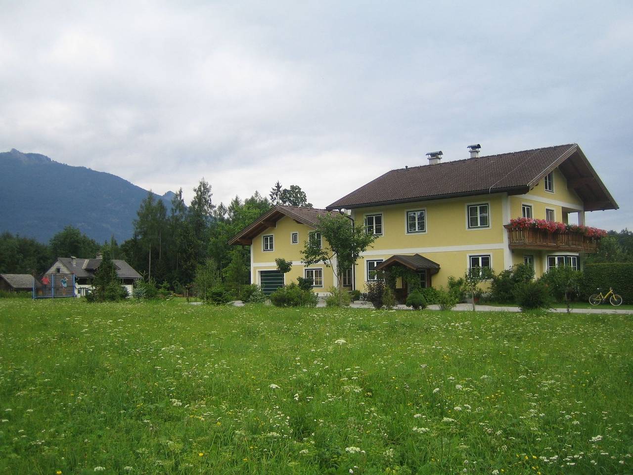 Ganze Ferienwohnung, Aberseerhaus Nussbaumer - Ferienwohnung mit  Blick auf die Berge in Strobl, Salzkammergut