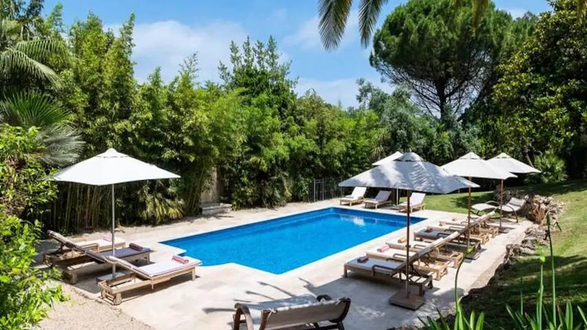 Gîte pour 17 personnes, avec Terrasse ainsi que Jardin et Piscine à Valbonne - 2