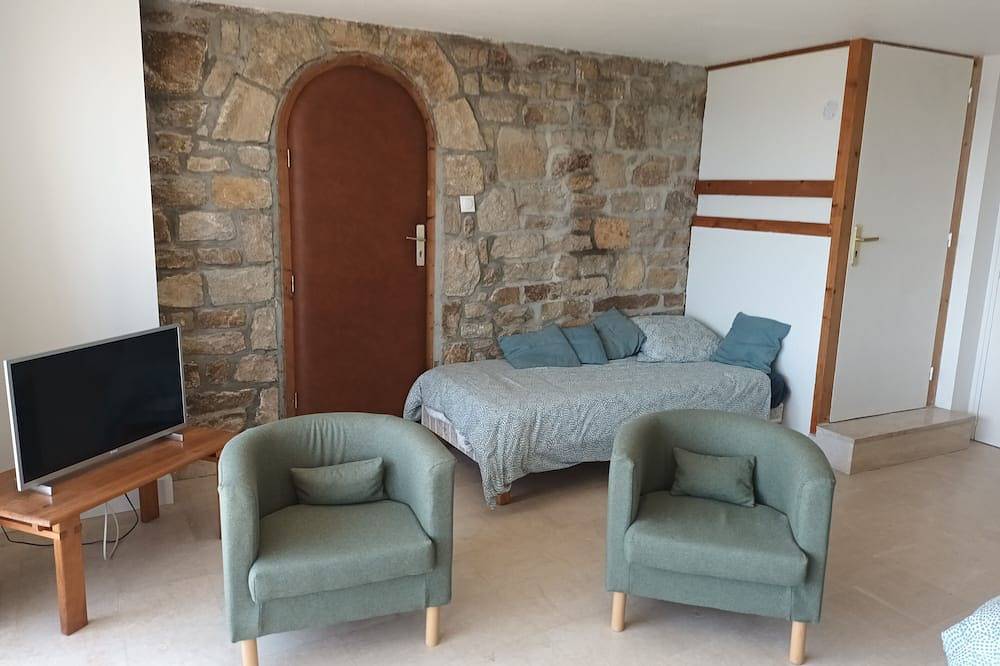Ganze Wohnung, Independent apartment - expectionnal sea view - swimming pool - 3 persons in Morgat, Crozon