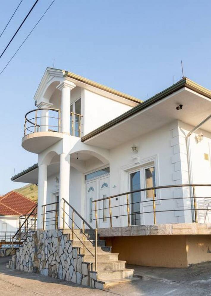 Location de vacances pour 8 personnes, avec jardin et piscine ainsi que balcon et vue sur le lac, adapté aux familles en Albanie - 2