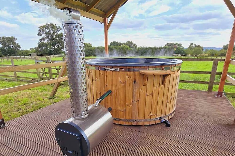#67 Private Hot Tub Reindeer Lodge retreat in Staffordshire