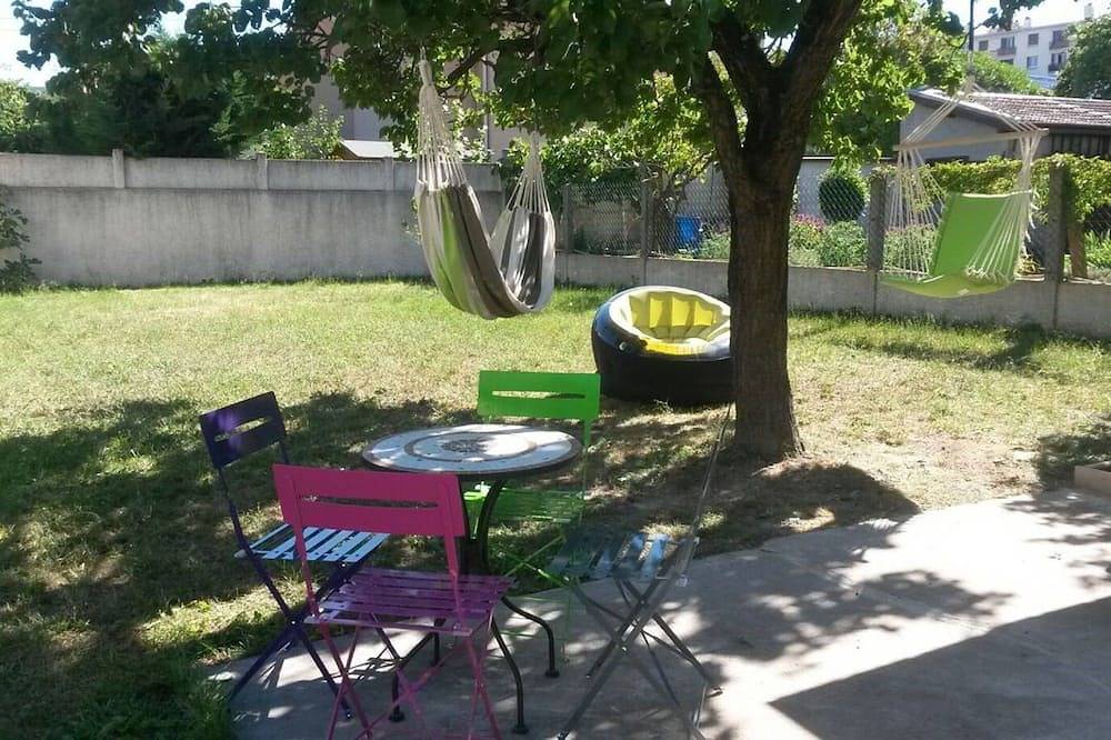 Maison cozy avec jardin, parking, métro, quartier calme in Vénissieux, Lyon et ses environs