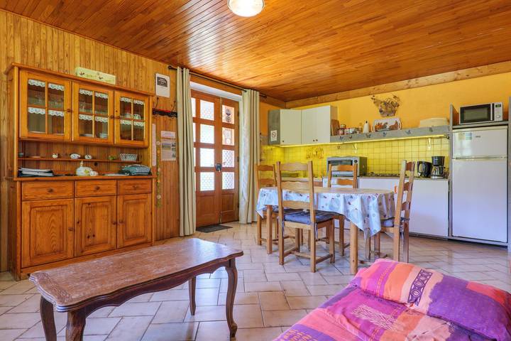Gîte "À l’ombre du Tilleul": Mountain View, Private Terrace & Wi-Fi in Montpezat-sous-Bauzon, Parc naturel régional des Monts d'Ardèche