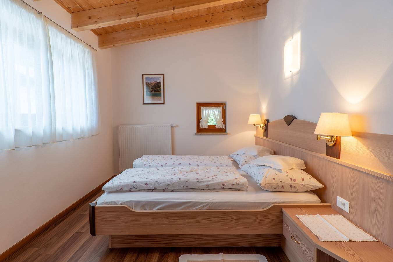 Apartamento inteiro, Apartamento "Wohnung 2 Dachgeschoss" com vista para a montanha, Wi-Fi e varanda in Tirolo (Itália), Grupo Texel