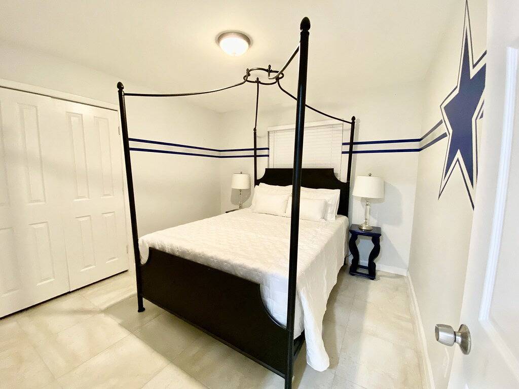 Ideal Home Rental for Large Fan Group- Walk to At&T Stadium. Park for free in Arlington, Tarrant County