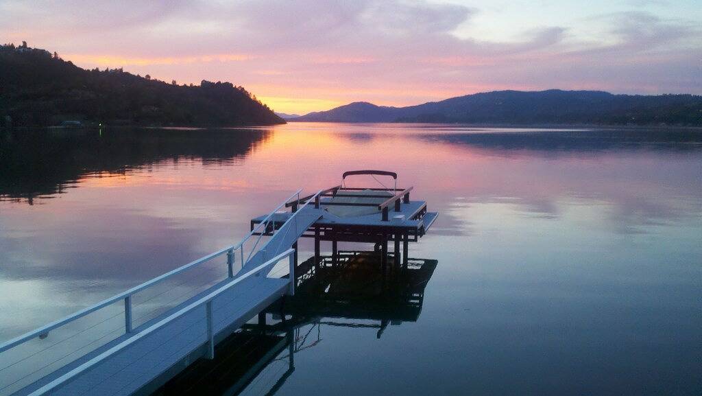 Lake Front Property Mit Million Dollar Views Mit Privatstrand und Dock in California North Coast