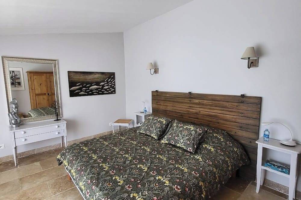 Apparently vacation home with hammam and private jacuzzi in Saint-Martin-de-Crau, Arles region