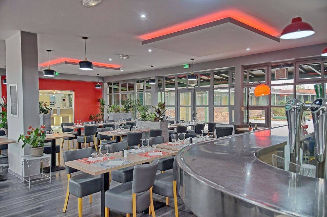 Hotel Restaurant Les Jardins D'Epône in Épône, Yvelines