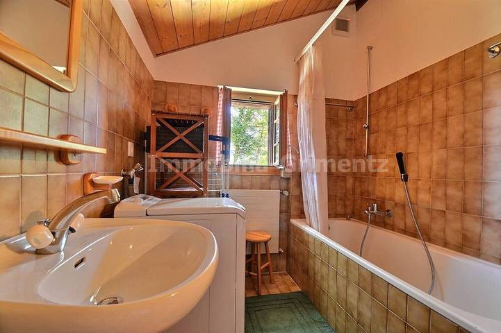 Chalet rustique confortable sur 2 étages pour 7 à 8 personnes, salon, cuisine séparée avec lave-vais in Grimentz, Anniviers