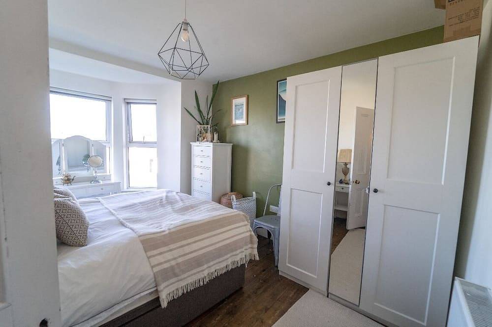 Luxury Newquay beach house: family-friendly, surfing, walking, beaches in Newquay, Cornwall