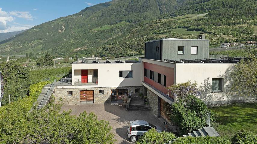 Ganze Wohnung, Ferienwohnung 'Golden' mit Bergblick, privater Terrasse und Wi-Fi in Kastelbell, Kastelbell-Tschars