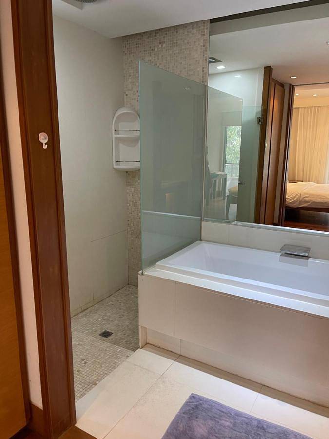 Gîte pour 4 personnes, avec piscine ainsi que balcon et jacuzzi dans Nai Thon Beach - 3