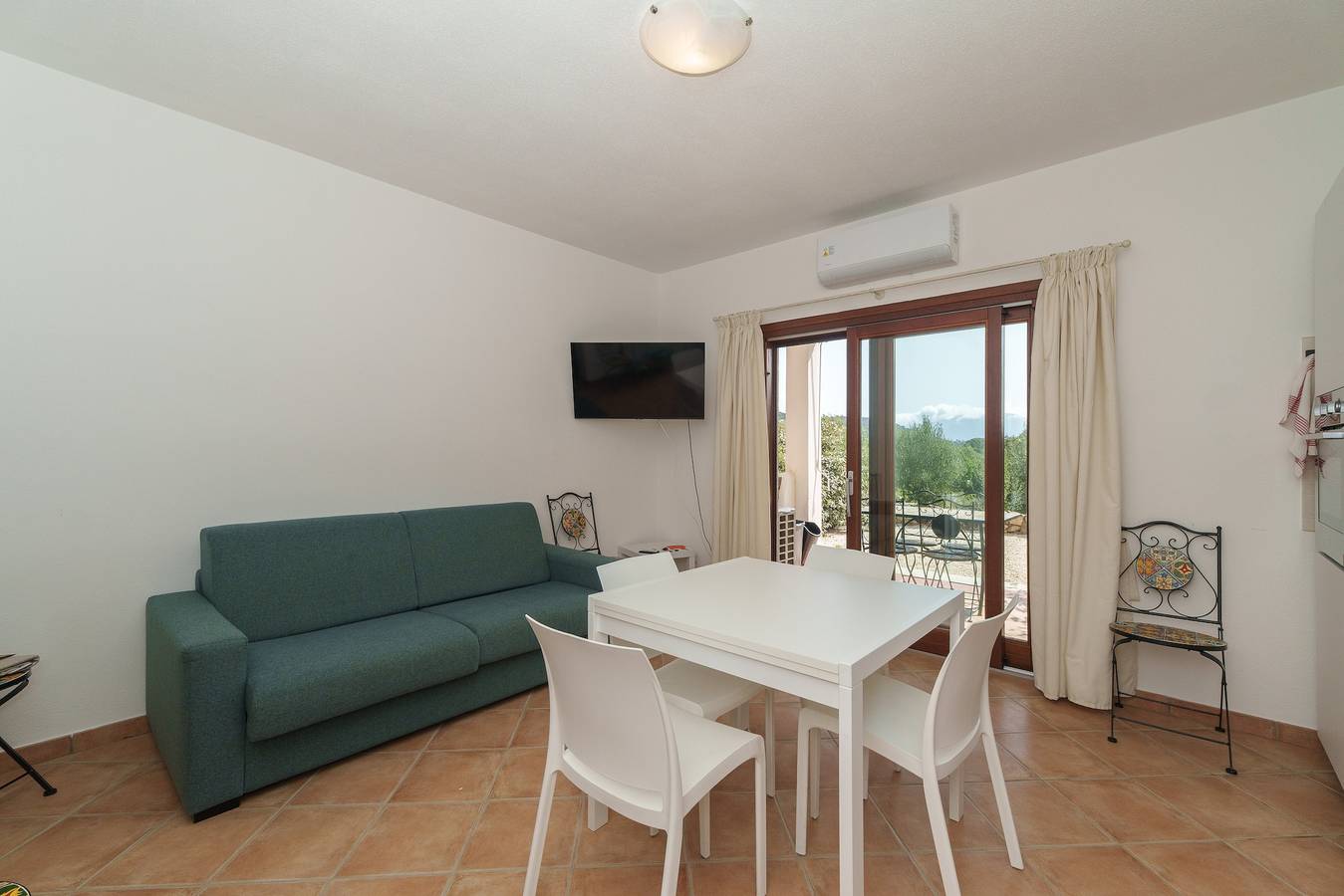 Entire apartment, Apartment 'Casa Vacanze Scirocco' with Shared Terrace, Wi-Fi and Air Conditioning in Murta Maria, Gallura
