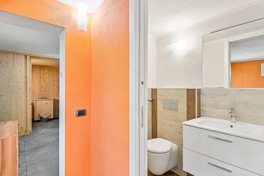 Exclusieve villa, A / C, zwembad, sauna, fitnessruimte, beachvolleybal, gratis Wi-Fi, satelliet-tv, barbecue in Sarzana, Regionaal Natuurpark Montemarcello-Magra-Vara