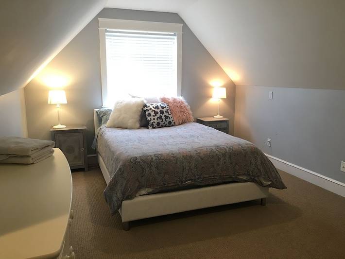 Vacation rental for 12 people, with garden and hot tub in Kelowna