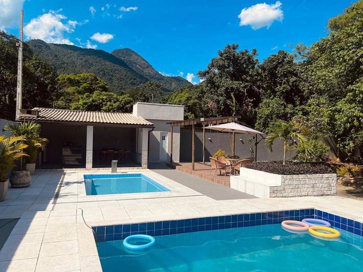 Casas e apartamentos de temporada para 15 pessoas, com vista e piscina e ainda terraço, com animais de estimação em Magé