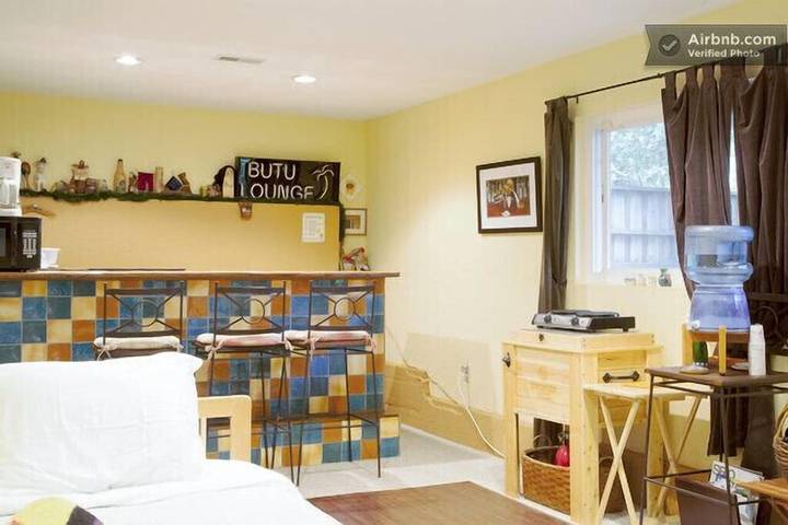 Vacation rental for 4 people, with yard and hot tub in Oakland