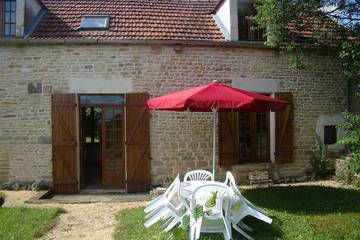Gîte pour 7 personnes, avec terrasse et jardin à Jully