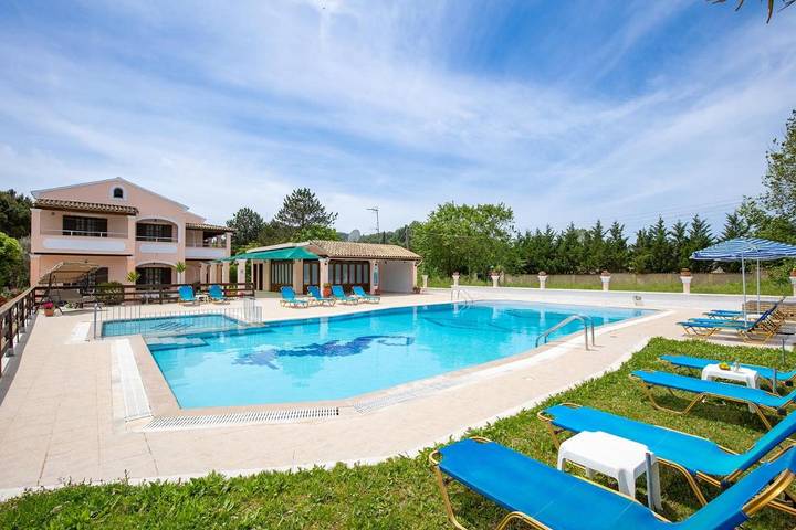 Appart’hôtel pour 3 personnes, avec Balcon et Terrasse ainsi que Jardin et Piscine dans Sidari