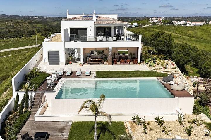 Gîte pour 10 personnes, avec Balcon ainsi que Jardin et Piscine
