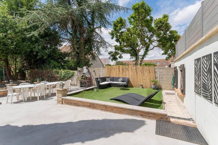 Location de vacances pour 8 personnes, avec Balcon et Jardin à Coignières