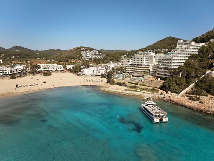 Holiday rental for 2 people, with Balcony and Terrace as well as Garden and Pool in Cala Llonga