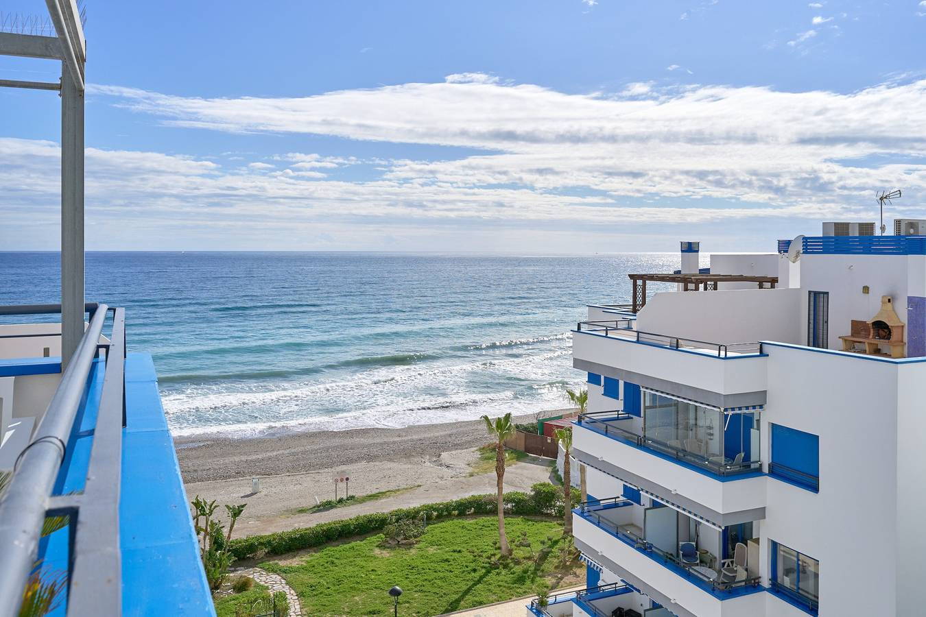 Geheel appartement, Penthouse aan het Strand met terras en Wi-Fi in Torrox Costa, Torrox