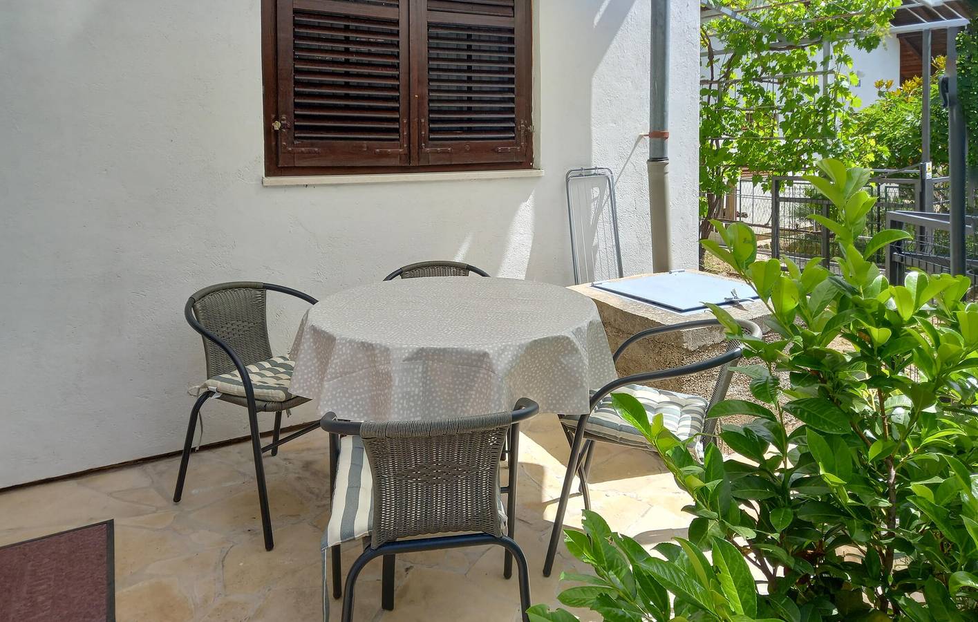 Ganze Ferienwohnung, Gemütliche Ferienwohnung mit Terrasse, WLAN und Parkplatz – 2 km bis zur Küste in Obrovac, Zadar