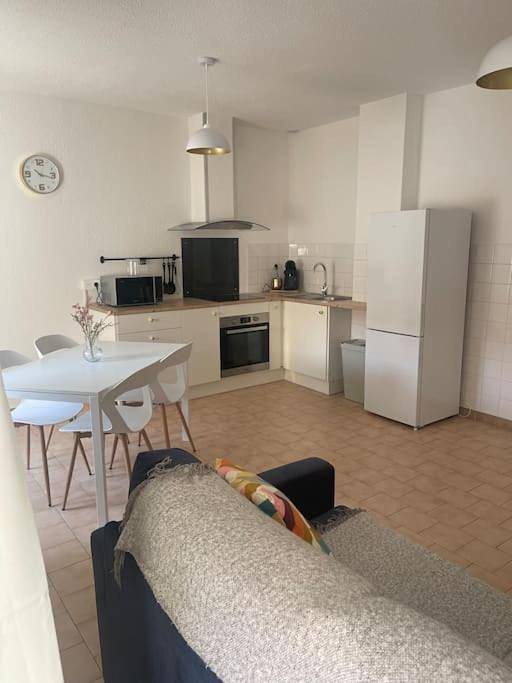 Appartement entier, One-Bedroom Apartment in Port-de-Bouc, Côte méditerranéenne (France)