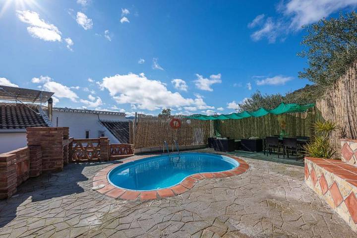 Casa de vacaciones para 12 personas, con terraza además de jardín y piscina - 1