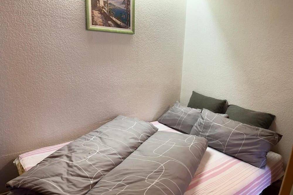 Entire apartment, Cozy vacation apartment close to Benrath Castle Düsseldorf with terrace and kitchen in Düsseldorf, Düsseldorf region