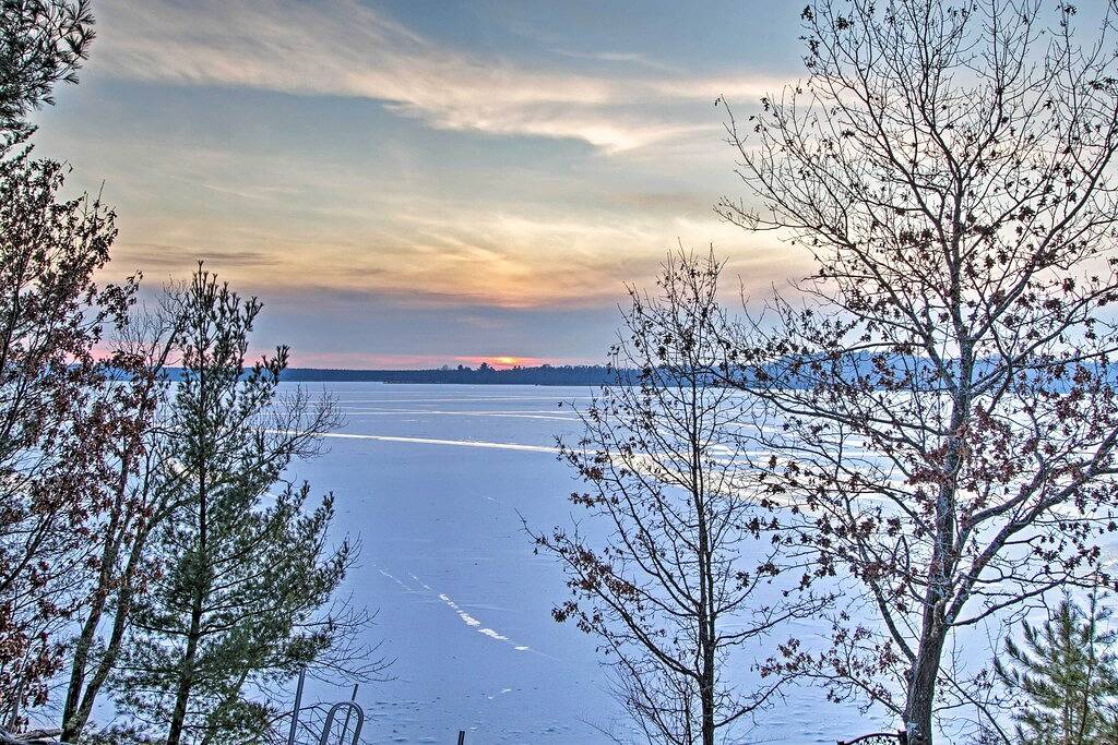 Neu! Waterfront Retreat auf 2 Morgen mit Deck & View! in Castle Rock Lake