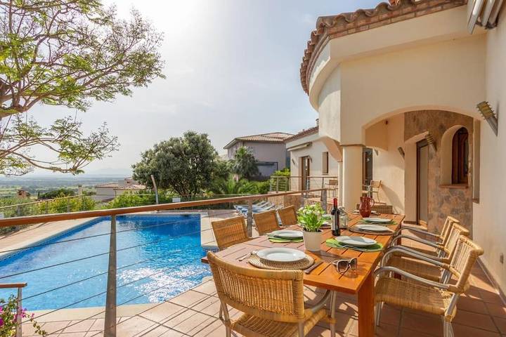 Casa rural para 8 personas, con piscina además de jardín y vistas en Palau Sabardera - 3