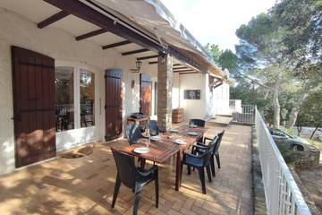 Gîte pour 6 personnes, avec jardin et balcon, animaux acceptés à Uchaux
