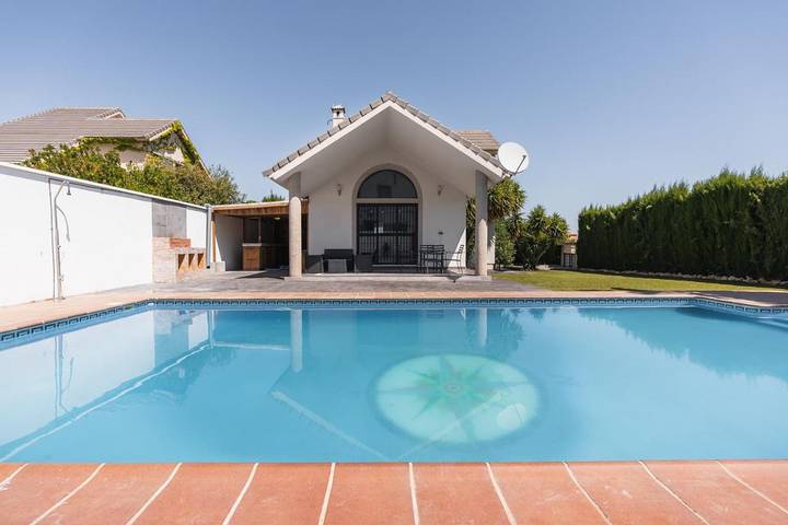 Casa rural para 8 personas, con jardín además de piscina y jacuzzi en Dílar