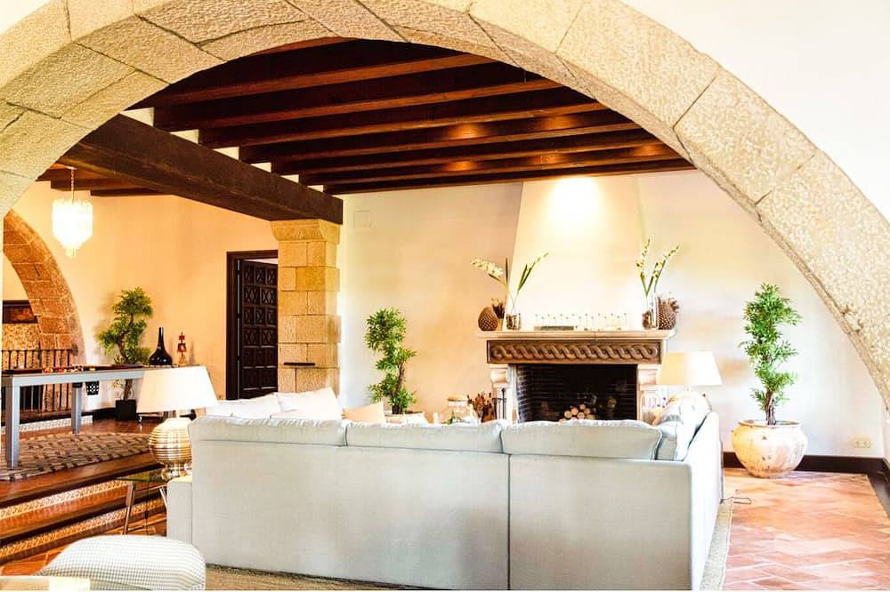 Just 5 minutes from the beach,  15 minutes from Barcelona, Luxury villa in Castelldefels, Baix Llobregat