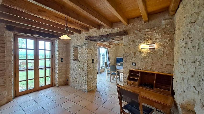 Gîte pour 4 personnes, avec piscine ainsi que terrasse et jardin