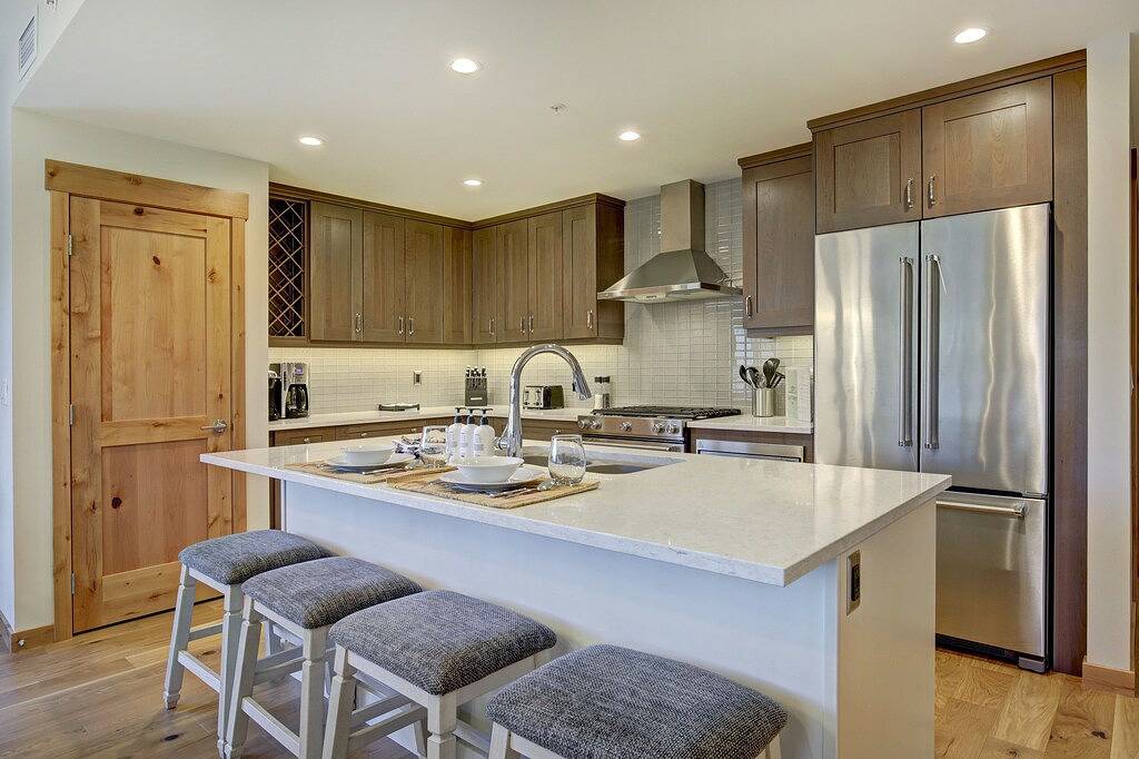 Ganze Wohnung, White Spruce 209 | Palatial Condo + Hot Tub Access in Canmore, Banff-Nationalpark