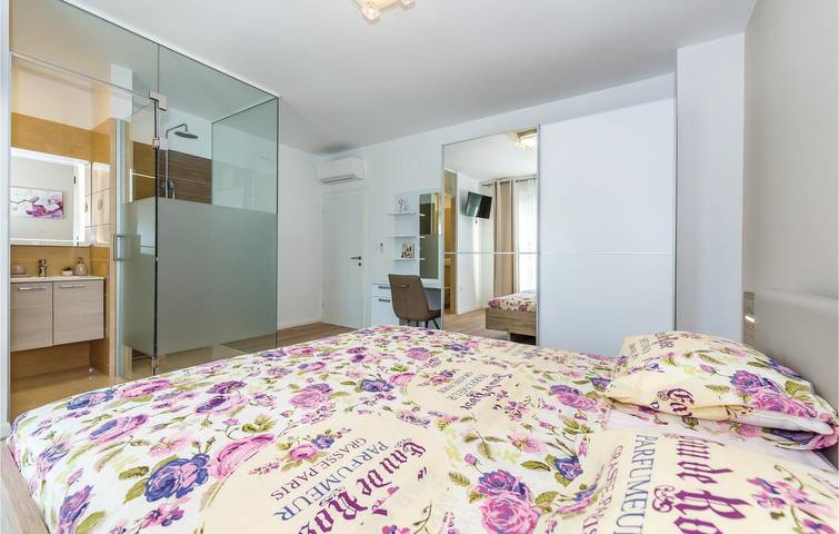 Spacious Apartment with Pool, Terrace & Parking Near Banj Beach in Sibenik, Šibenik-Knin