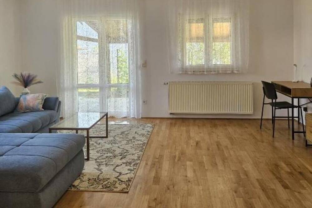 Close to highway, private parking, entire property only for you. in Slavonski Brod, Brod-Posavina