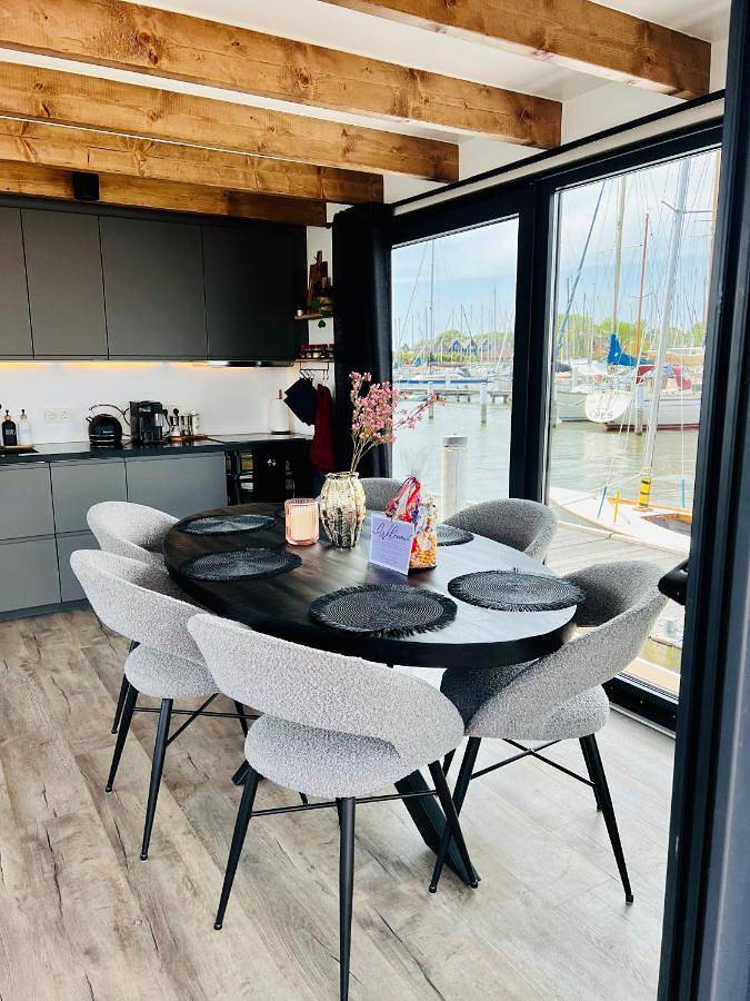 Bateau pour 6 personnes, avec vue sur le lac ainsi que terrasse et vue dans Monnickendam - 4