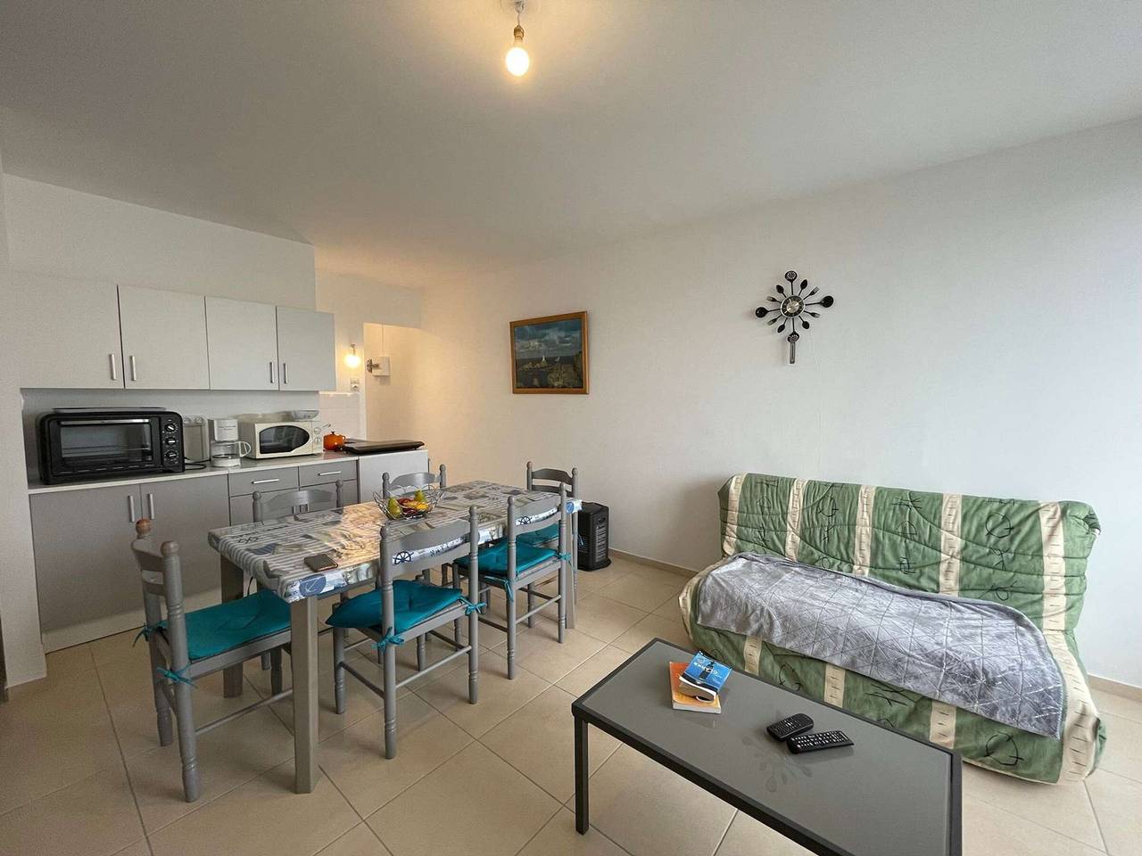 Entire apartment, Beachside 3-Room Apartment with Balcony & Parking - Sleeps 6 in Saint-Hilaire-de-Riez, Vendée