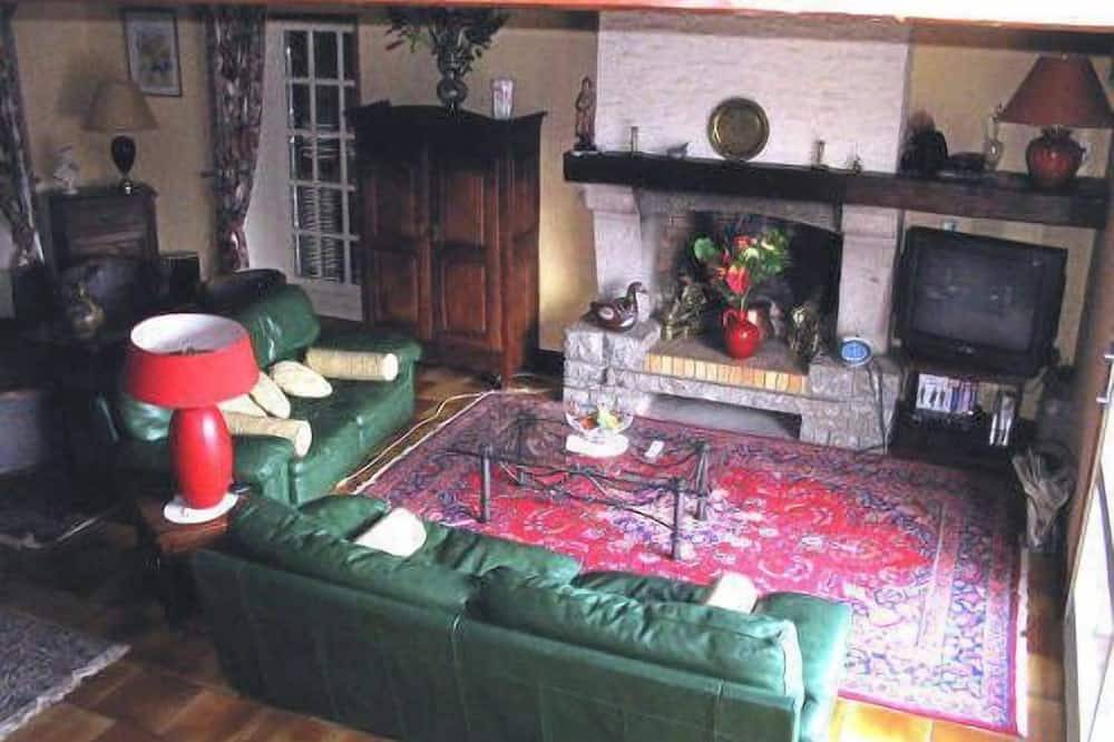Maison avec piscine toute équipée dans le Cantal in Celles (Cantal), Région de Saint-Flour