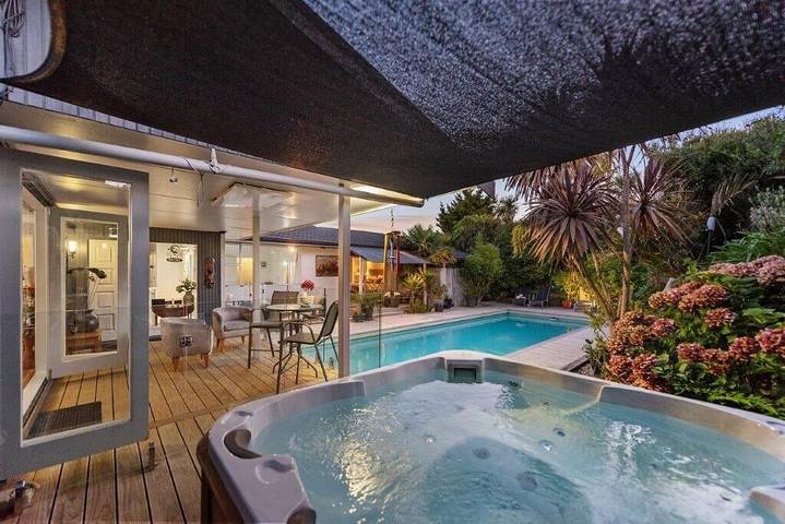 Holiday apartment for 8 people, with terrace and hot tub as well as garden in Waikato