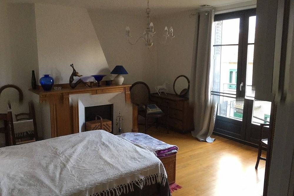 Apartamento entero, On the banks of the canal surrounding the town center, very bright apartment in Pamiers, Ariège