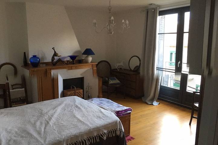 Apartamento entero, On the banks of the canal surrounding the town center, very bright apartment in Pamiers, Ariège