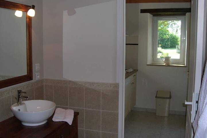 Gîte pour 2 personnes, avec terrasse ainsi que piscine et jardin à Saint-Hilaire-de-Villefranche - 4