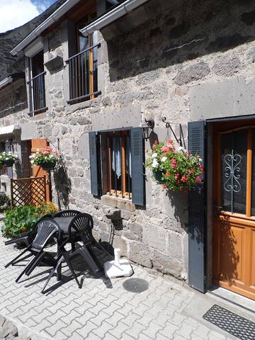 Gîte pour 4 personnes, avec terrasse à Albepierre-Bredons